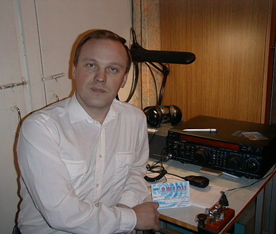 Это я на своём рабочем месте с новой радиостанцией FT-920 (43кБ)